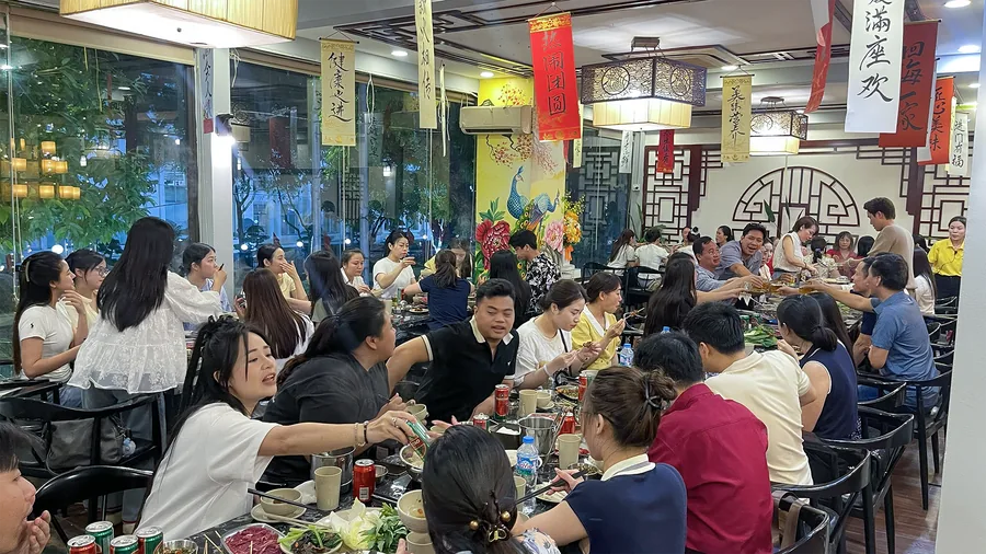 Khách hàng tại Lẩu Bò Triều Châu 33 Phan Chu Trinh